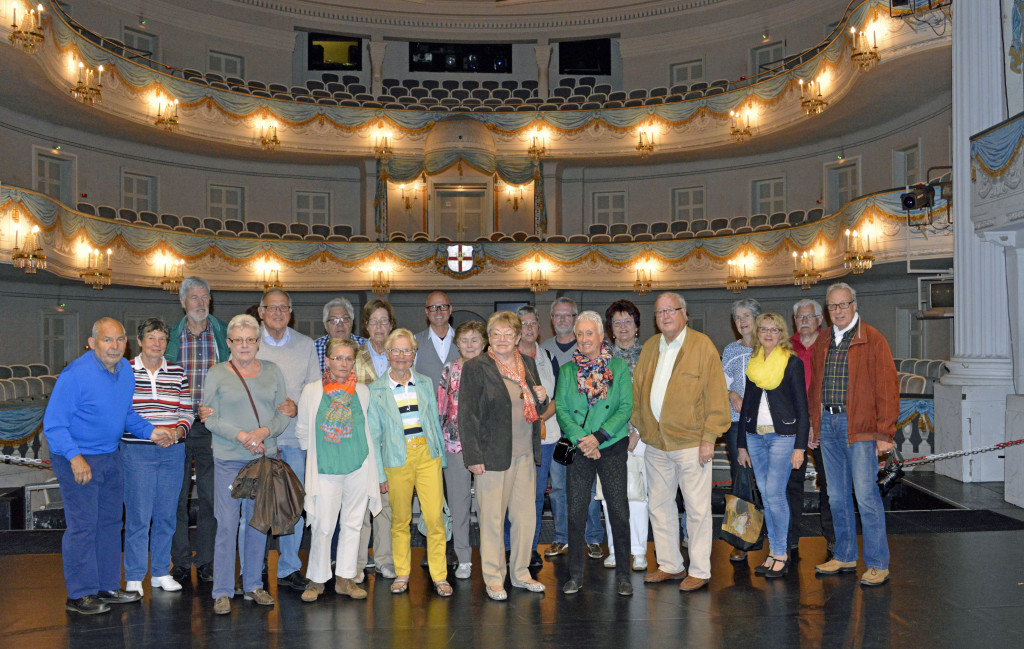 Der Arbeitskreis und Interessierte bei einer Führung durch das Theater Koblenz.