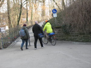 Hier hätte der Radfahrer absteigen müssen. Die Beschilderung wird oftmals nicht befolgt.