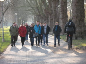 Treffen Fußgänger in Gruppen und Radfahrer aufeinender, ist besondere Achtsamkeit beiderseits geboten