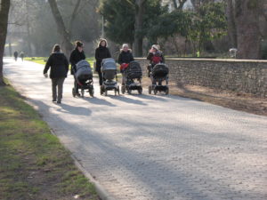 Typische Fußgängergruppen in den Koblenzer Rheinanlagen