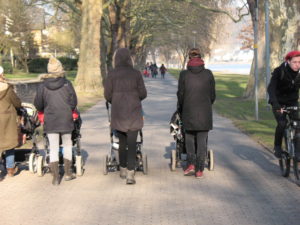 Bei Fußgängergruppen in den Koblenzer Rheinanlagen reicht die Wegebreite nicht aus für weitere Verkehrsarten